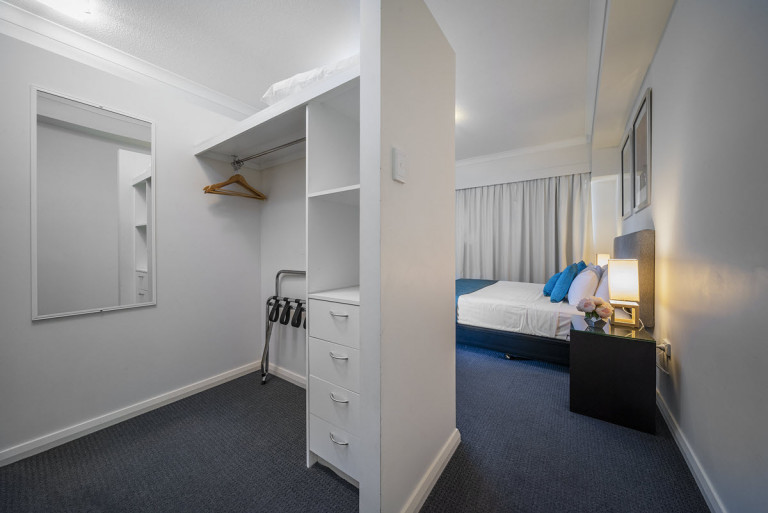 The Bay Apartments 3BR Corner Apt 13 1200px 04