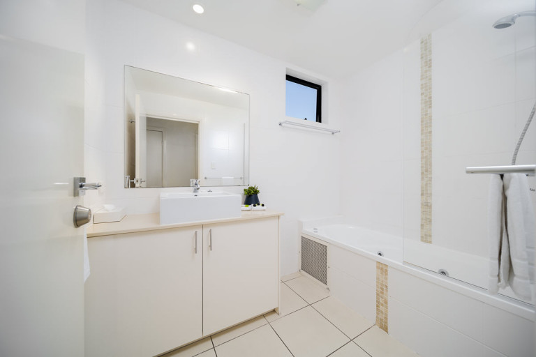 The Bay Apartments 3BR Corner Apt 13 1200px 08